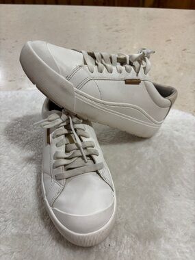 Dr. Scholl's White Casual Sneaker Sole with Subtle Off-White Texture